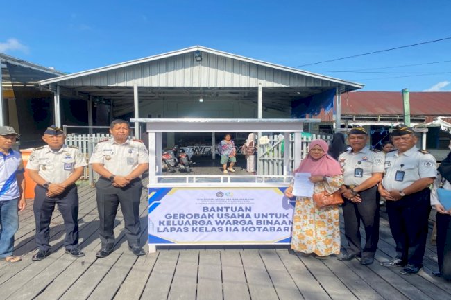 Lapas Kotabaru Salurkan Bantuan Gerobak Usaha untuk Keluarga Warga Binaan