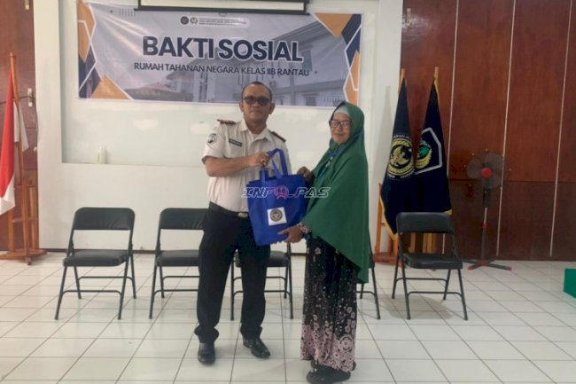 Rutan Rantau Salurkan Bantuan Sembako kepada Keluarga Warga Binaan yang Membutuhkan