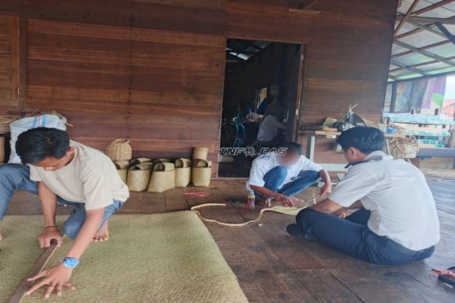 PK Bapas Amuntai Buktikan Pembimbingan Tepat Sasaran, ABH Kini Mahir Anyam Ilung