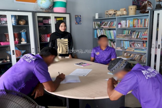 LPKA Ambon Fasilitasi Anak Binaan Belajar Materi Teks Negosiasi