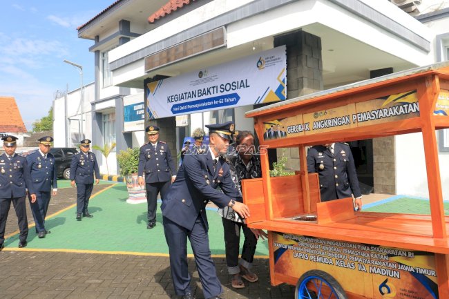 Sentuh Hati Masyarakat, Lapas Pemuda Madiun Salurkan Sembako dan Gerobak Usaha di HBP Ke-62