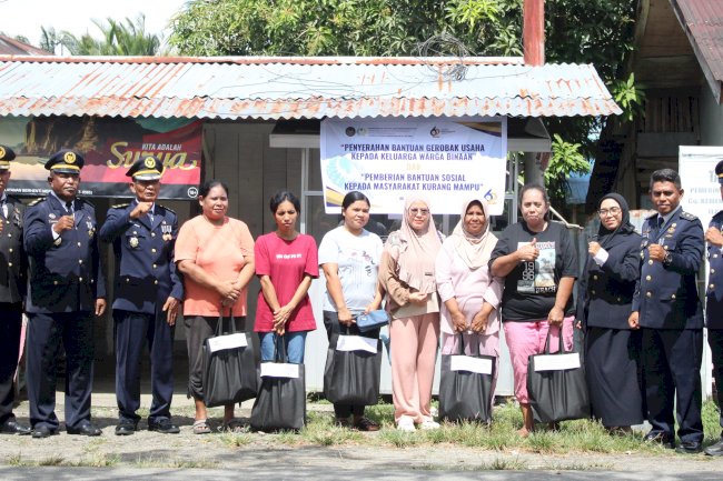 Lapas Piru Serahkan Gerobak Usaha dan Bansos bagi Keluarga Warga Binaan dan Masyarakat