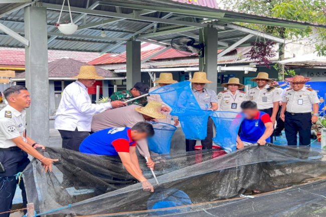 Lapas Banjarmasin Panen 60 Kg Ikan Lele di Kolam Budidaya Perikanan SAE 2