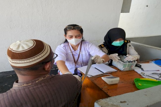 Pastikan Kesehatan Warga Binaan, Tim Medis Lapas Tual Jemput Bola ke Blok Hunian