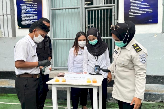 Deteksi Dini Penyalahgunaan Narkoba, Lapas Bandanaira Tes Urine Petugas dan Warga Binaan