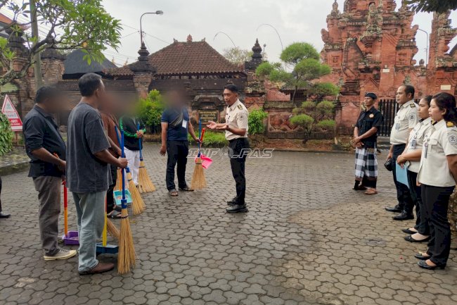 Lewat Raden Jalak Permata, Klien Bapas Denpasar Bersihkan Lingkungan bersama Masyarakat