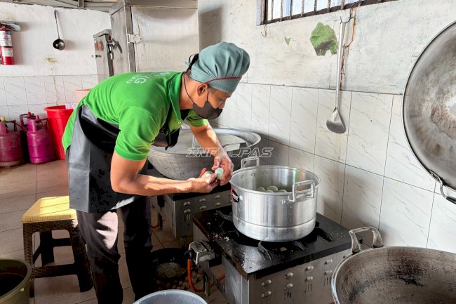 Pembinaan Kemandirian UMKM, Warga Binaan Rutan Rantau Produksi Telur Asin 'RuRa'