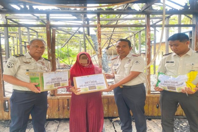 Lapas Batulicin Salurkan Bantuan bagi Korban Kebakaran di Saring Sei Bubu