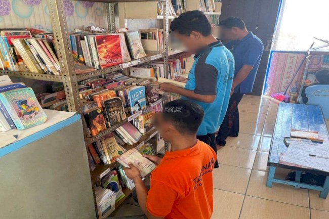 Tingkatkan Kualitas Diri, Warga Binaan Rutan Marabahan Aktif Membaca di Perpustakaan