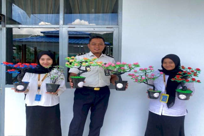Wujudkan Pembinaan Kreatif, Warga Binaan Lapas Luwuk Sulap Kantong Plastik Bekas Jadi Bunga Hias