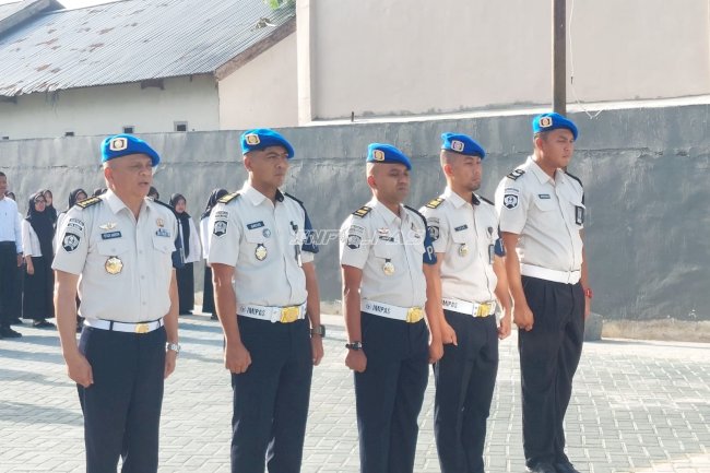 Kakanwil Ditjenpas Sulteng Kukuhkan Satops Patnal dan Sematkan Kenaikan Pangkat 12 Pegawai