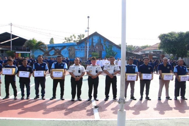 Kalapas Kelas I Madiun Serahkan Hadiah Lomba HBP Ke-62 kepada Warga Binaan 