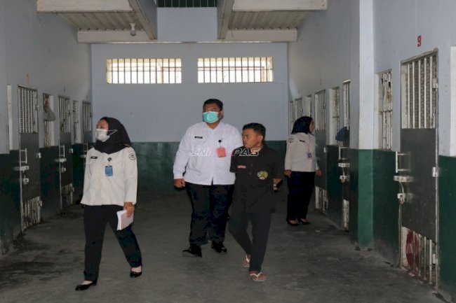 Jaga Kesehatan dan Psikologis, Petugas Lapas Pemuda Madiun Aktif Sambangi Warga Binaan