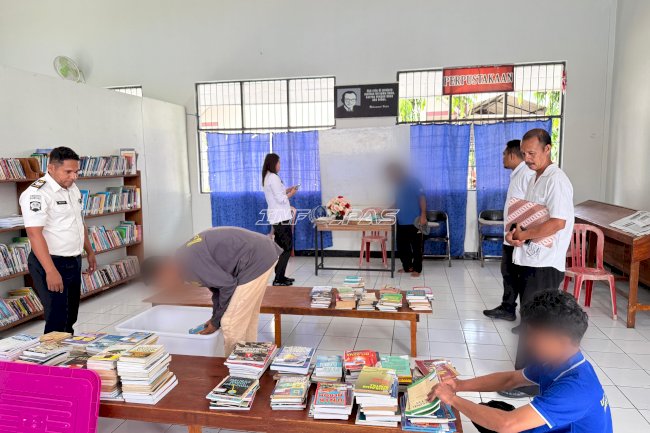 Lapas Ambon Terima 200 Buku dari Dispusip Maluku, Perkuat Literasi Warga Binaan