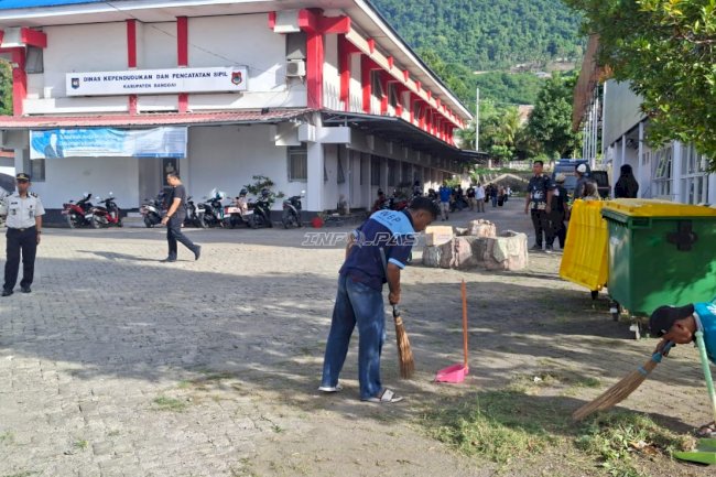 Hapus Stigma Masyarakat, Warga Binaan Lapas Luwuk Bersihkan Lingkungan Disdukcapil Banggai