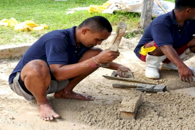Tingkatkan PNBP, Lapas Tual Gencarkan Produksi Batako