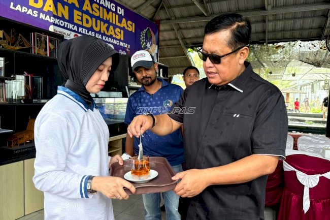 Teh Mint Laskarin Karya Warga Binaan Lapas Narkotika Karang Intan Curi Perhatian Kakanwil 