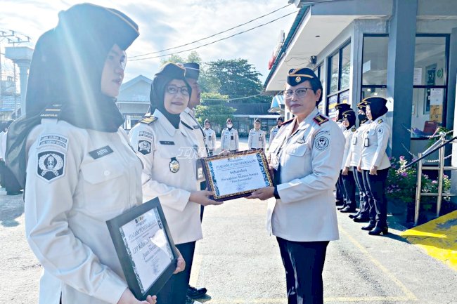 Apresiasi Kreativitas dan Sportivitas, Lapas Perempuan Martapura Beri Penghargaan Pegawai Pemenang Lomba HBP