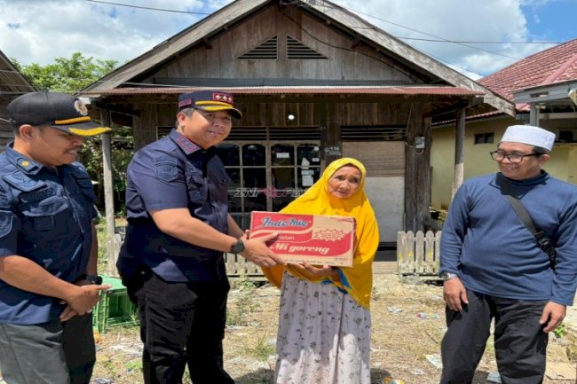 Peduli Desa Binaan, Lapas Kotabaru Salurkan Bantuan untuk Korban Kebakaran di Semayap