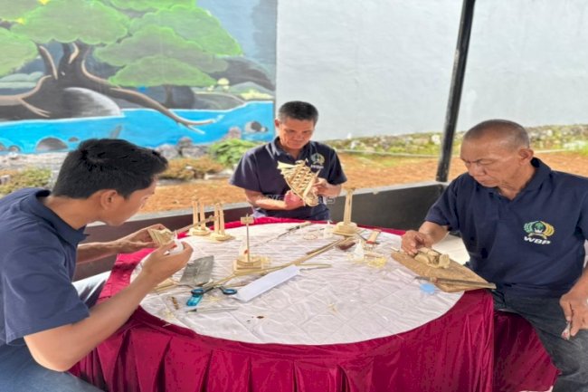 Lapas Narkotika Karang Intan Dorong Kreativitas Warga Binaan lewat Pembuatan Miniatur Kayu