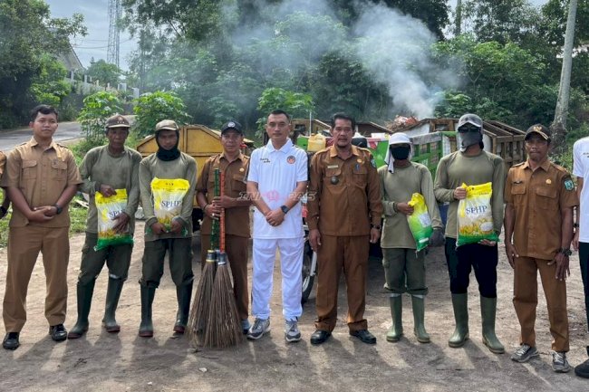 Aksi Sosial Klien Pemasyarakatan Bapas Tanjungpandan Bersihkan Fasum dan Salurkan Bansos