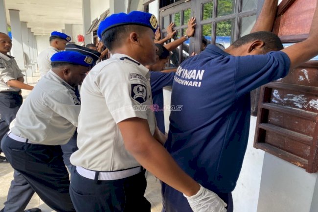 Jaga Kamtib Blok Hunian, LPKA Manokwari Laksanakan Penggeledahan Rutin
