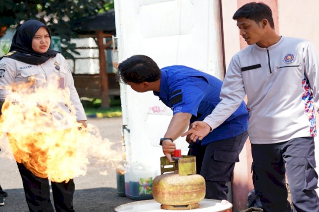 Tingkatkan Kesiapsiagaan Bencana, Petugas Lapas Perempuan Malang Dibekali Pelatihan Pemadaman Kebakaran