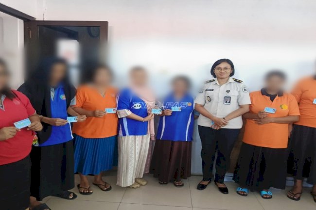 Pemenuhan Hak Kependudukan, Warga Binaan Lapas Perempuan Ambon Terima KTP-el