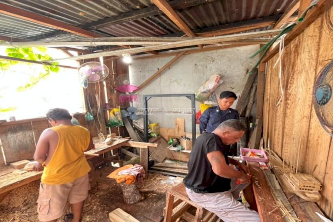 Warga Binaan Lapas Wahai Siap Hasilkan Replika Pinisi Mewah dari Kayu Bekas