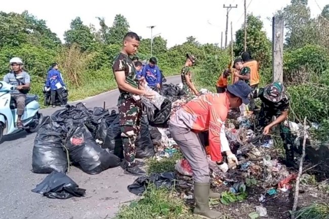 Bapas Tanjungpandan bersama Masyarakat dan Klien Pemasyarakatan Bersihkan Sampah di Air Ranggong