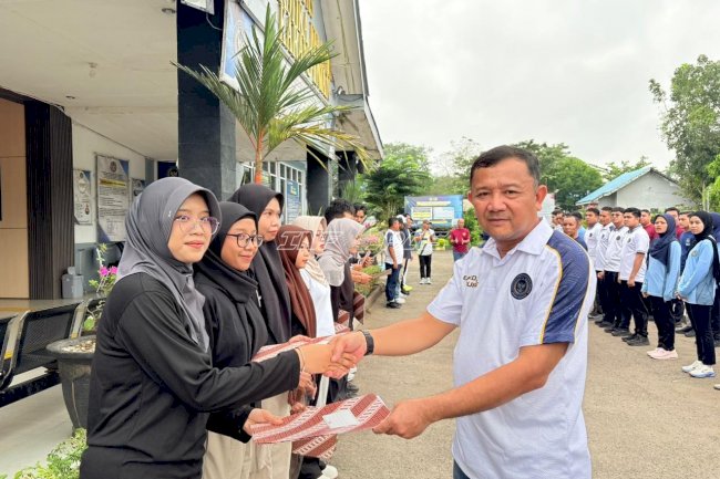 Apresiasi Kontribusi, Lapas Narkotika Karang Intan Serahkan Sertifikat kepada Peserta Magang
