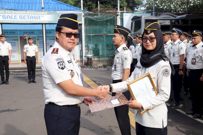 Karutan Jakarta Pusat Beri Penghargaan Petugas yang Berhasil Gagalkan Penyelundupan Sabu