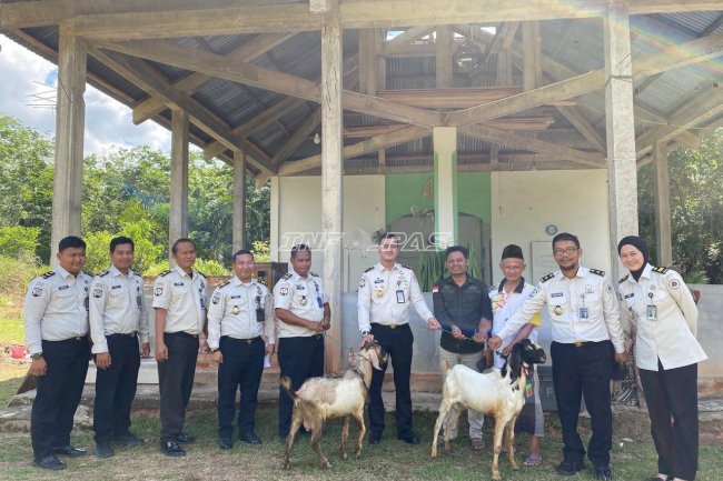 LPKA Muara Bulian Salurkan Dua Kambing Kurban ke Desa Binaan Sungai Buluh
