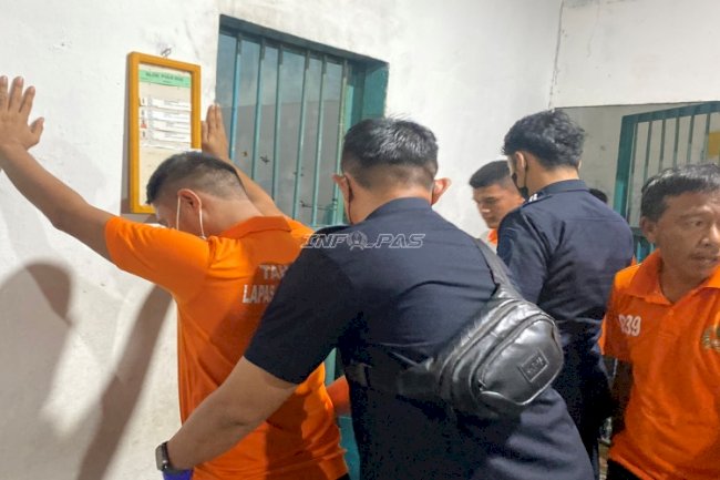 Petugas Lapas Luwuk dan Tim Kanwil Sulteng Geledah Blok Hunian dan Tes Urine Warga Binaan
