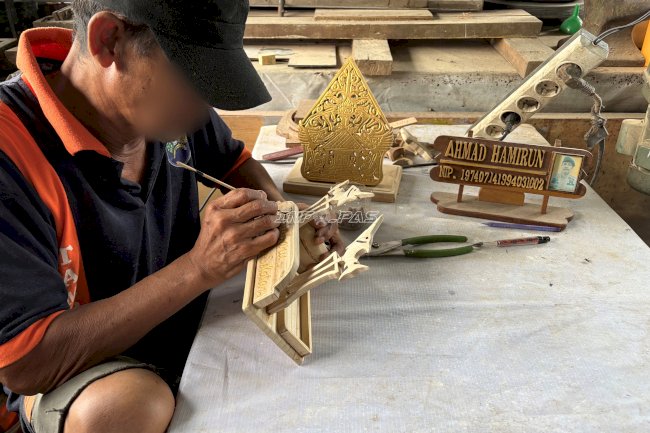 Lapas Kotabaru Kembangkan Pembinaan Produktif lewat Kerajinan Papan Nama dan Tempat Pulpen