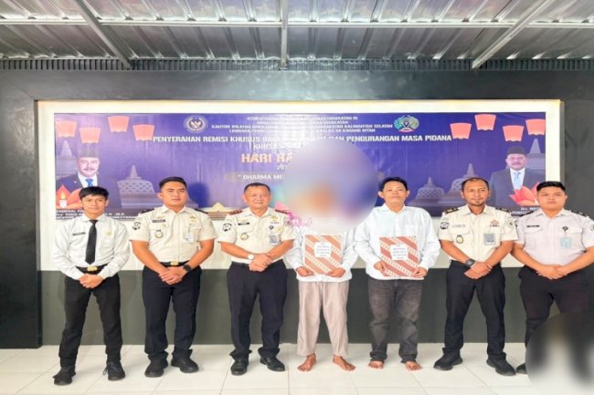 Hari Raya Waisak, Dua Warga Binaan Lapas Narkotika Karang Intan Terima Remisi Khusus