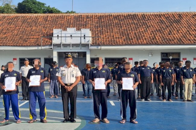Lapas Kuningan Serahkan Remisi Lansia dan RK Waisak kepada Warga Binaan