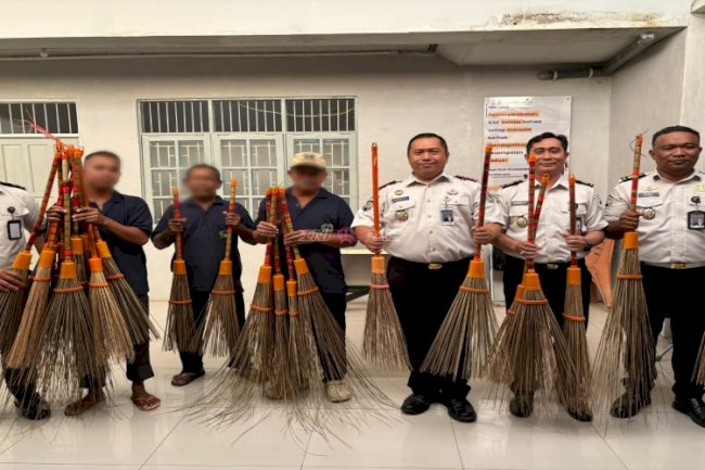 Dari Limbah Jadi Berkah, Warga Binaan Lapas Amuntai Produksi Sapu Lidi Siap Pasar