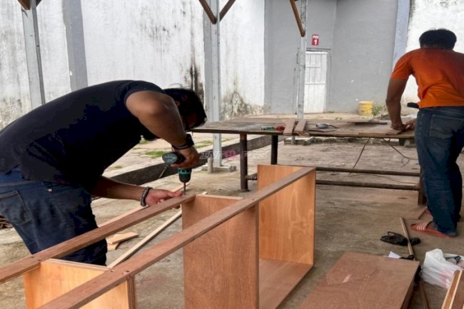 Warga Binaan Lapas Banjarmasin Tunjukkan Keterampilan melalui Pembuatan Lemari Kantor