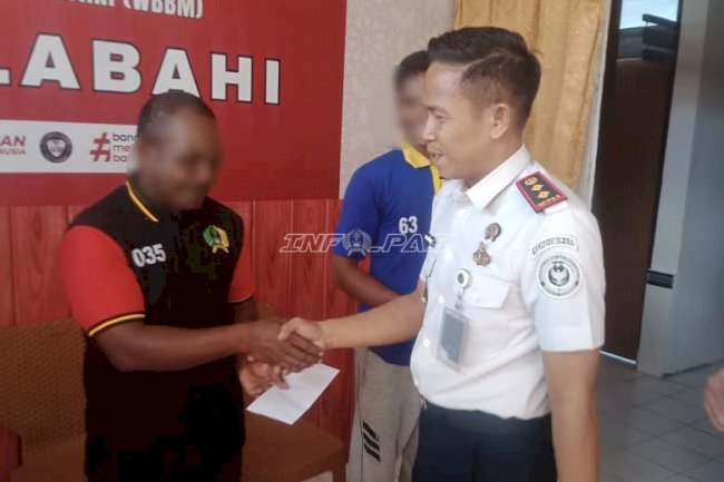 Apresiasi Kinerja Warga Binaan, Kalapas Kalabahi Bagikan Premi