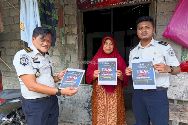 Wujudkan Pelayanan Bersih, Lapas Wahai Bagikan Brosur Sosialisasi Antigratifikasi kepada Masyarakat