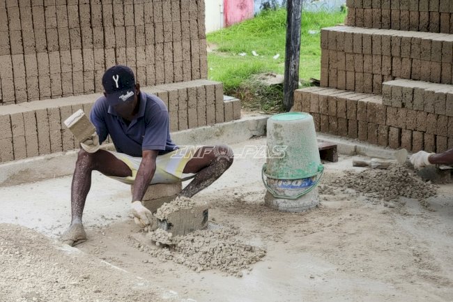 Produksi Batako, Warga Binaan Lapas Tual Asah Keterampilan dan Tambah Penghasilan