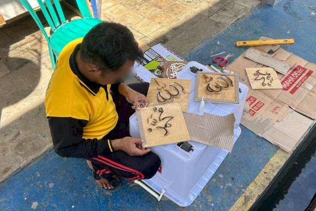 Kreasikan Bambu dan Triplek Jadi Kaligrafi, Warga Binaan Rutan Marabahan Asah Keterampilan