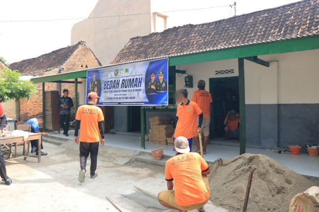 Bersama Membangun Asa, Lapas Pemuda Madiun dan Kodim 0803 Renovasi Rumah Lansia