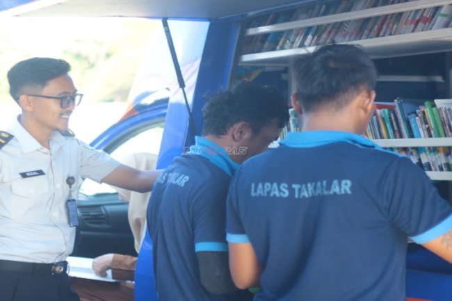 Budayakan Literasi, Warga Binaan Lapas Takalar Manfaatkan Mobil Perpustakaan Keliling