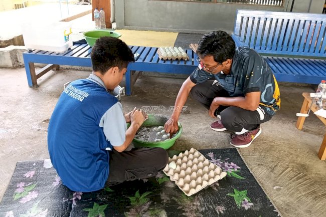 Bekali Keterampilan Usaha, Lapas Tanjung Gelar Pelatihan Pembuatan Telur Asin