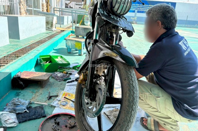 Asah Keterampilan Teknik Otomotif, Warga Binaan Lapas Kotabaru Aktif Ikuti Pembinaan Mekanik Motor