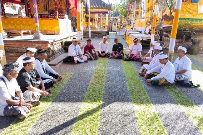 Klien Bapas Denpasar Berbaur dengan Masyarakat lewat Kegiatan Ngayah di Desa Adat Sibanggede