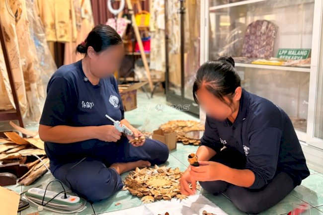 Daun Kering Jadi Karya Estetik, Warga Binaan Lapas Perempuan Malang Asah Kreativitas