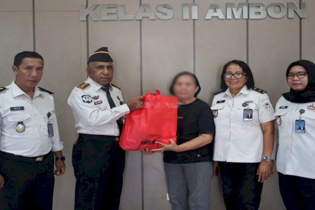LPKA Ambon Salurkan Bansos kepada Masyarakat Sekitar
